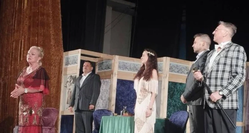 Пиян се качи на сцената по време на театрална постановка в Сопот