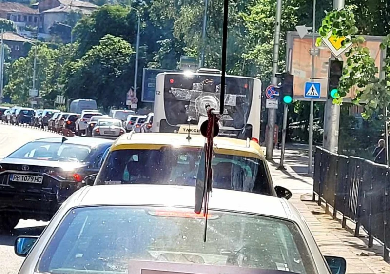 Движението в центъра на Пловдив е парализирано напълно