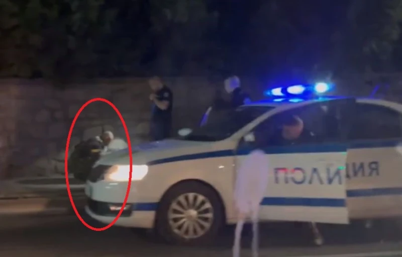 Появи се видео как полицаи обискират преди полунощ мъжа, който сега иска да се самоубие