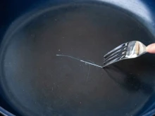 Всяка драскотина върху незалепващ тиган може да освободи повече от 9000 пластмасови частици