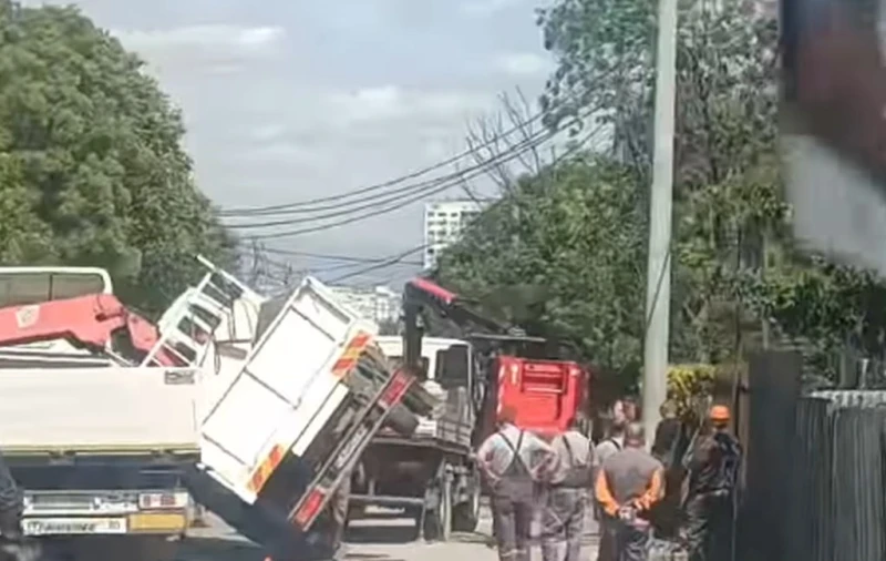 Обърната вишка затруднява движението по столичната ул. "Суходолска"