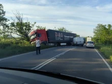 Катастрофа със загинал затруднява движението в Старозагорско