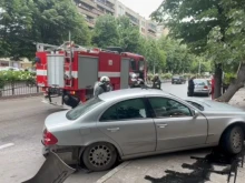 Кола събори дърво върху автобусна спирка в Хасково
