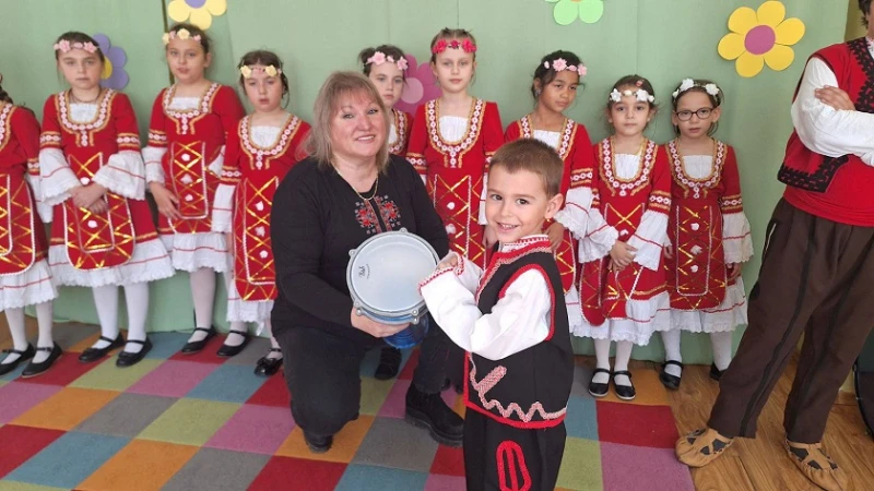 Кюстендилско училище пази и развива българския фолклор