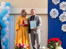 Кметът Пенчо Милков връчи почетен плакет на директора на ДГ "Синчец"