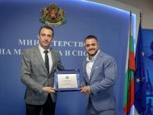 Министър Пешев награди Карлос Насар с почетен плакет
