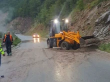 Паднали камъни затрудняват движението по пътя Смолян – Пловдив
