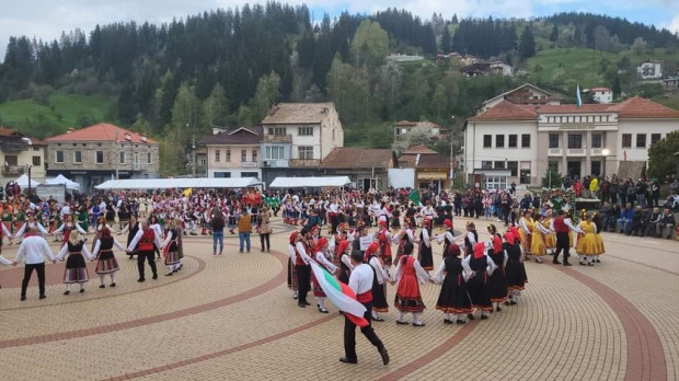 Празник на хората събира стотици танцьори от страната в Чепеларе