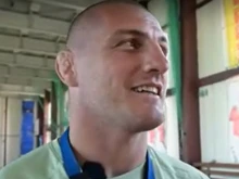 ММА шампион учи децата на спорт и дисциплина в столично училище