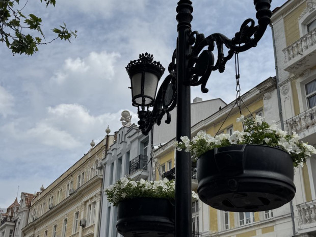 Централната пешеходна зона на Пловдив радва минувачите с нова пролетна
