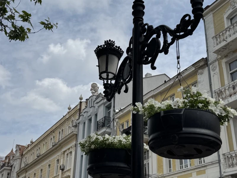 Центърът на Пловдив радва минувачите с нова пролетна визия