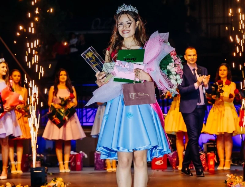 Никол Гаджева е новата Царица на розата в Карлово