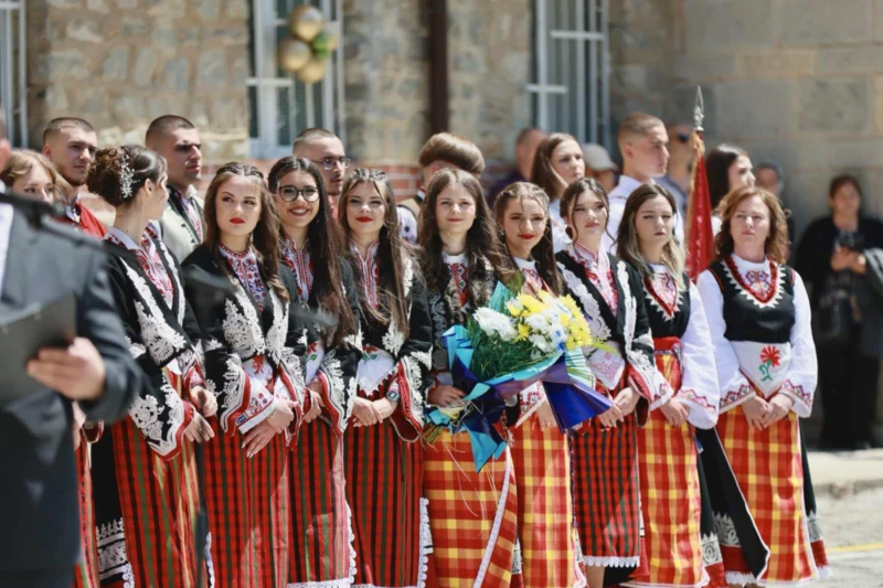 Абитуриенти от Родопите вместо да купуват скъпи дрехи, избраха народни носии