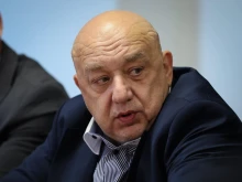 Бивш наш министър: До мен жена си отвори плик със семки и започна да люпи в самолета