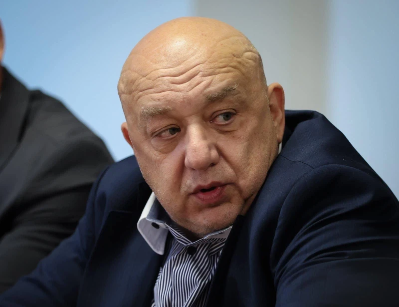 Красен Кралев: До мен жена си отвори плик със семки и започна да люпи в самолета