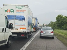 Ограничават движението на тировете по "Тракия" край Вакарел
