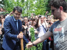 Асен Блатечки и ученици от ЕГ "Иван Вазов" засадиха 28 дръвчета 