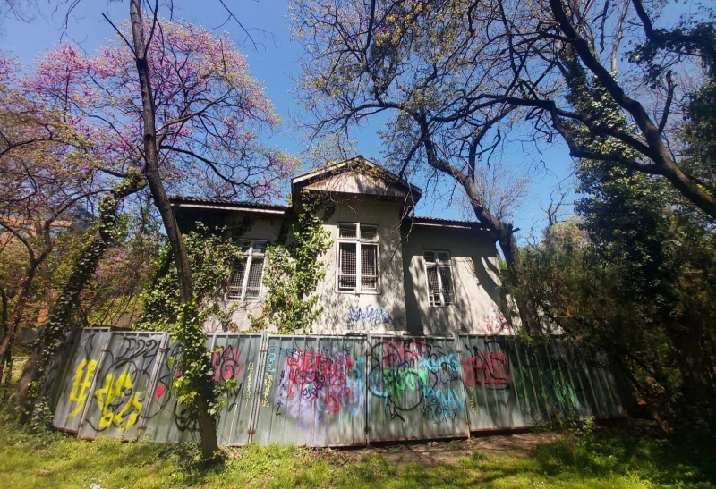 Ремонтират къщата на Антон Новак в Морската градина на Варна