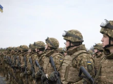 Гидеон Рахман за FT: Войната няма да приключи скоро, Киев и Москва просто искат Тръмп на своя страна