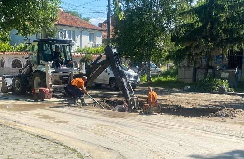 Спряха движението по улица в "Прослав" заради аварията
