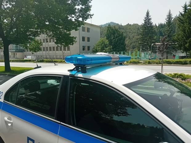Мъж спря пътнически микробус по пътя Девин – Беденски бани и счупи огледалото му с ръка