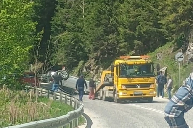Автомобил се обърна по таван на пътя Чепеларе - Пампорово