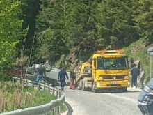 Автомобил се обърна по таван на пътя Чепеларе - Пампорово