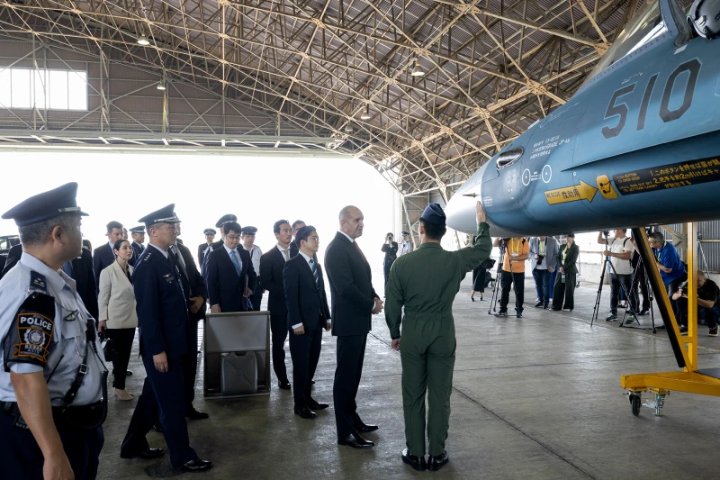 Президентът Радев разгледа изтребител F-2 в японската авиобаза "Хякури"