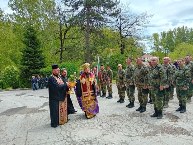 Военнослужещи и граждани отбелязаха заедно храмовия празник на параклиса Св