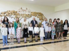Деца от ДГ "Детски свят" поздравиха кметана Нова Загора по случай 24 май