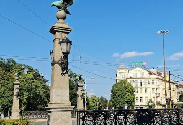 Двама шофьори са си организирали състезание на оживено кръстовище в София, глобиха ги