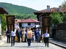 Eлена празнува в Деня на Св. св. Константин и Елена