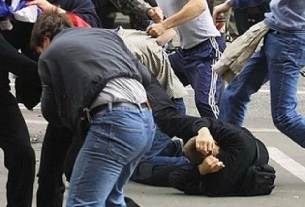 Ново посегателство на "локалите": Момче беше пребито до автобусна спирка в центъра на София