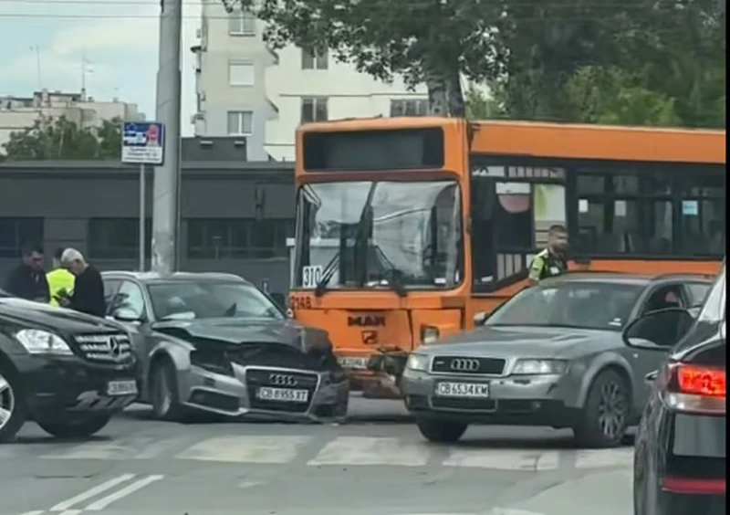 Автомобил и автобус се удариха пред столичен мол