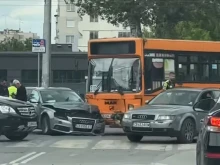 Автомобил и автобус се удариха пред столичен мол
