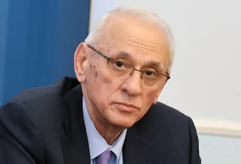 Здравният министър поздрави д-р Меджидиев за откриването на паметната плоча на проф. Миланов в София