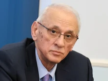 Здравният министър поздрави д-р Меджидиев за откриването на паметната плоча на проф. Миланов в София