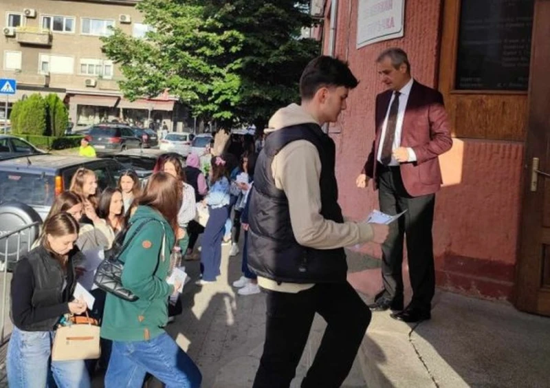 Директор на гимназия в Пловдив към зрелостниците: Усмихвайте се, че камерите ви гледат
