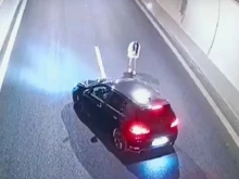 Опасна снимка на АМ "Струма": Шофьор спря в тунел "Железница", за да си снима колата