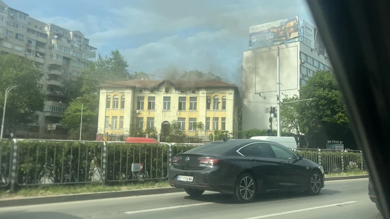 Горя бившият дом "Надежда" във Варна