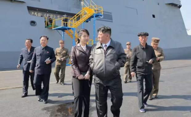 По време на спускането на вода на военния кораб на