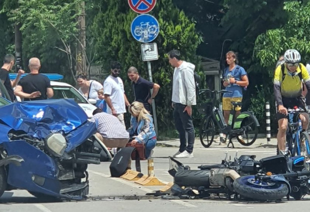 Моторист е откаран в спешна помощ след катастрофа в центъра