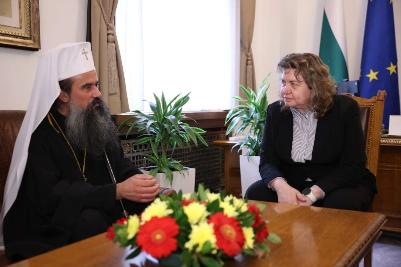 Наталия Киселова и патриарх Даниил откриха в парламента благотворителна изложба "Деца рисуват за деца"