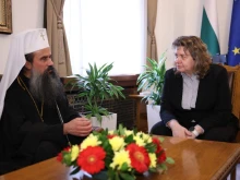 Наталия Киселова и патриарх Даниил откриха в парламента благотворителна изложба "Деца рисуват за деца"