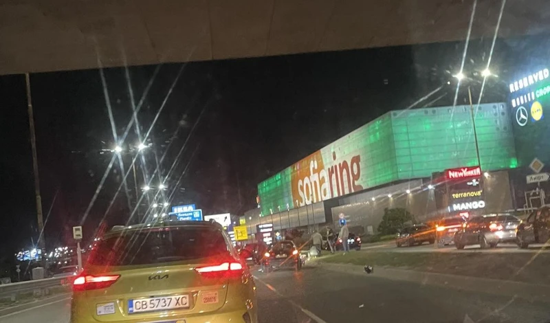 Катастрофа с моторист на Околовръстното на София! Хора отбиват, за да помагат!