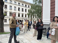 Актьорът Юлиан Вергов раздава ябълки пред Народния театър