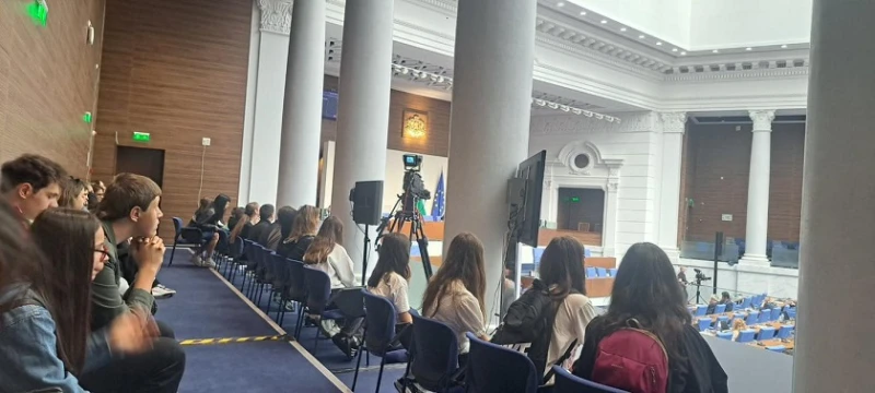 Ученици от община Кочериново посетиха парламента