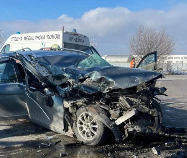 Сблъсък на две БМВ-та край Пловдив, участниците са в болница