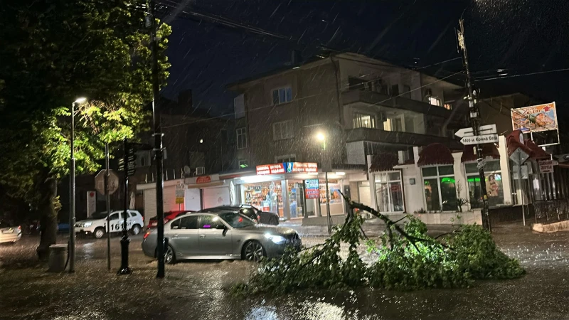 Силен дъжд с градушка удари Хисаря