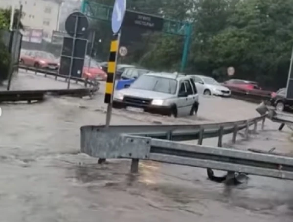 Проливни дъждове и градушка връхлетяха Белград, наводнени са улици и част от магистралата